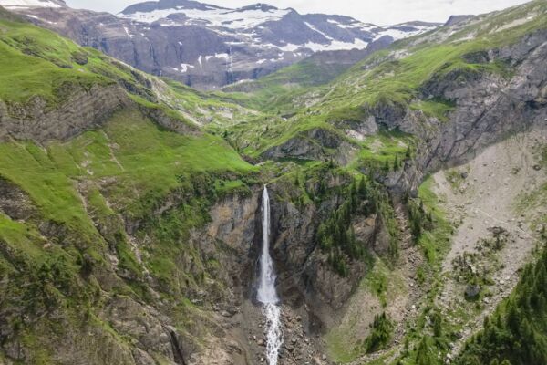 Circuit du lac de montagne à la cascade