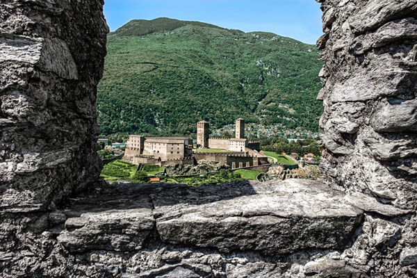 Tre castelli e un villaggio abbandonato
