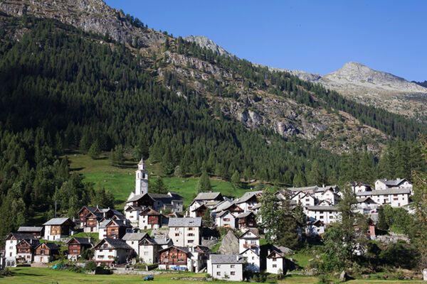 Trois lacs dans la roche