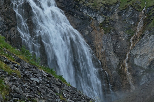 Am Wasserfall vorbei auf die Engstligenalp