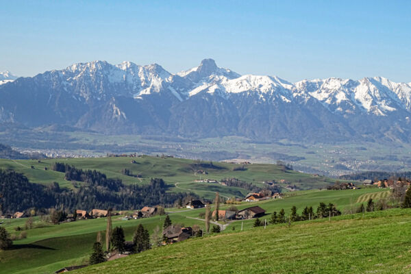 Vue dégagée sur les sommets des Préalpes