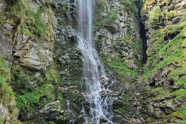 Un tuffo nel passato e nella cascata della Val Redorta