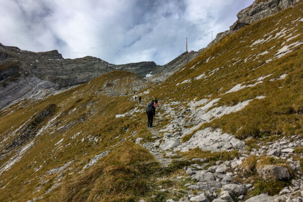 Hoch über dem Seealpsee auf den Säntis