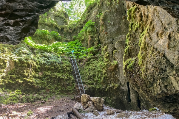 Coole Höhle im Val de Travers