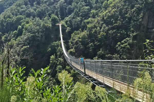 À travers le spectaculaire Ponte Tibetano