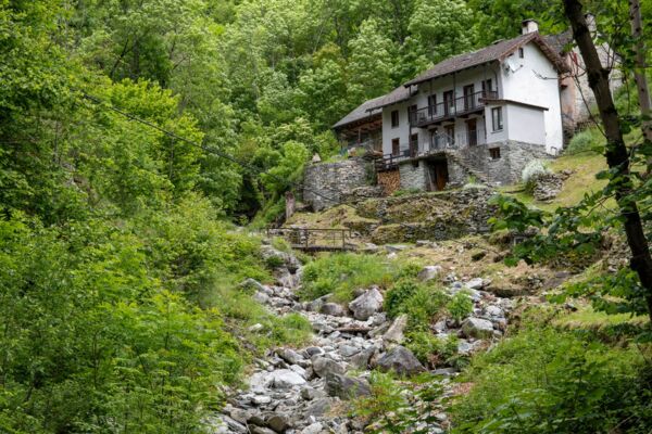 Lungo sentieri deserti nella verde Valle di Vergeletto