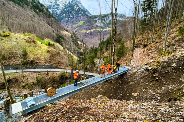Isenthal 2 neue Brücke Schwäntlen-Tobel hinten Strasse alter Wanderweg