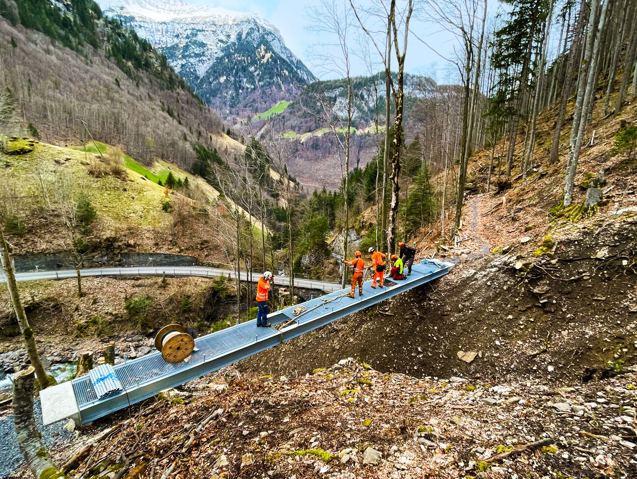 Isenthal 2 neue Brücke Schwäntlen-Tobel hinten Strasse alter Wanderweg