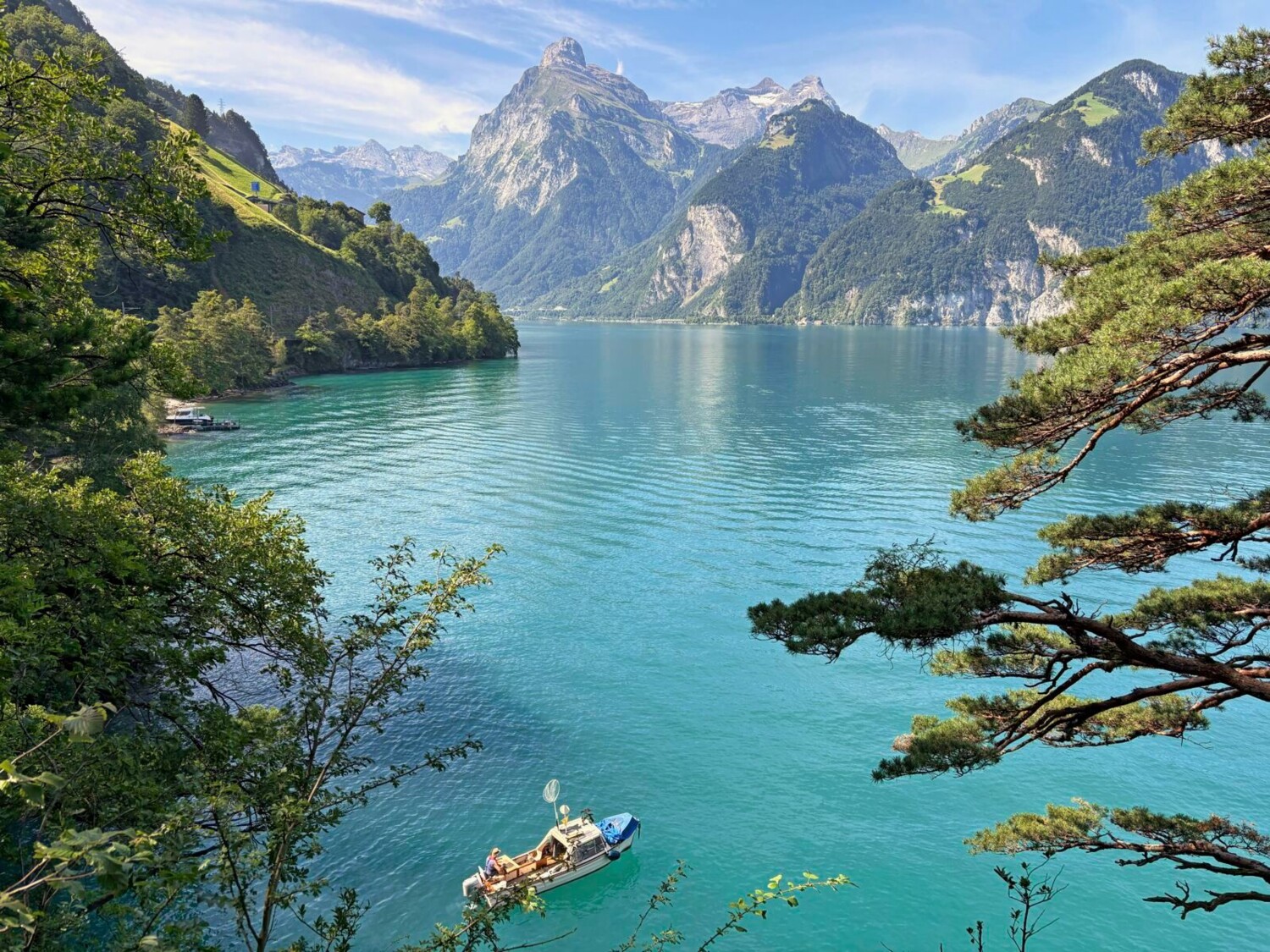 Nachdem man wieder einige Höhenmeter gewonnen hat, geniesst man diese Aussicht auf den See und die Urner Berglandschaft.