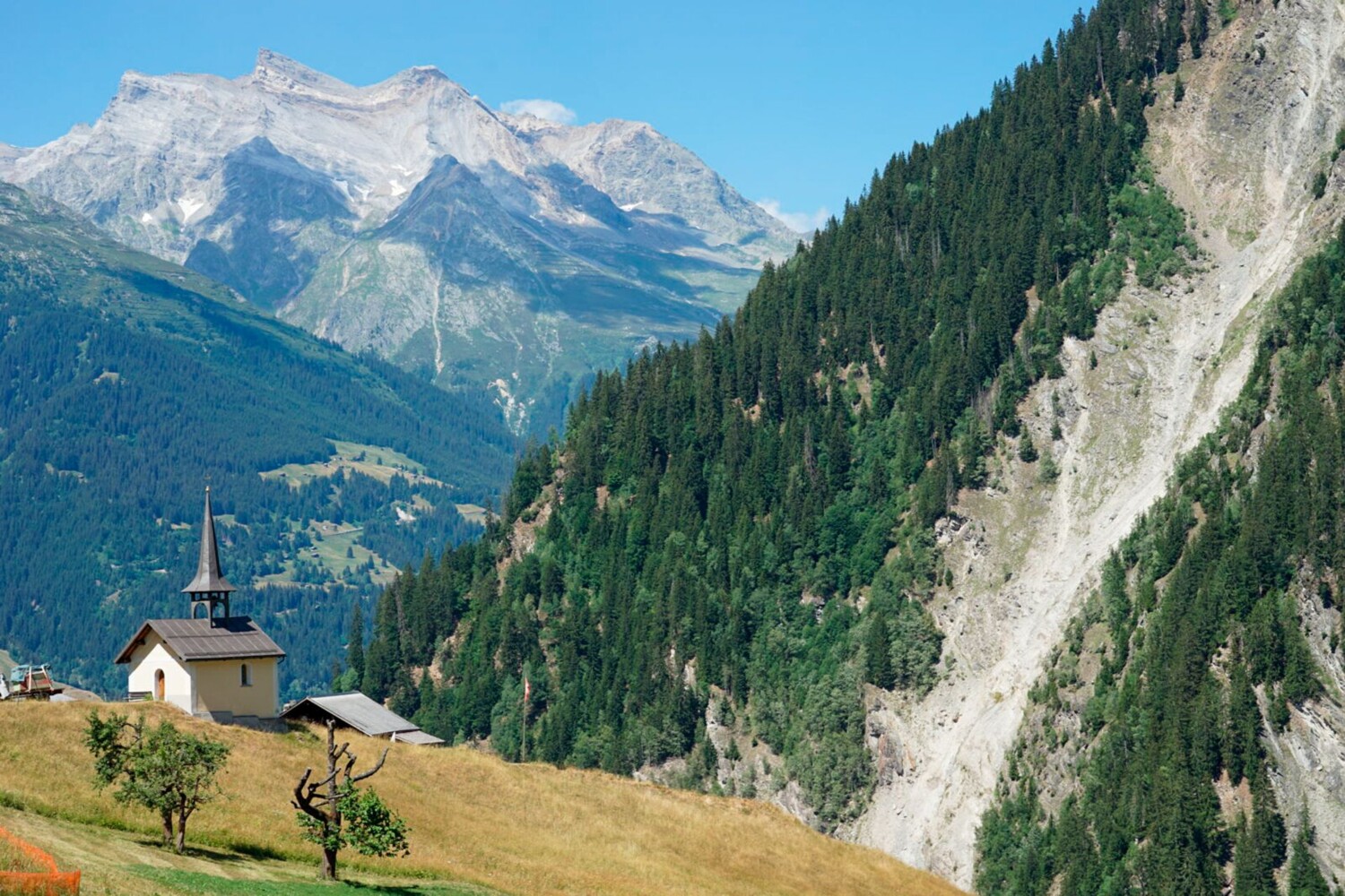 Vue sur la vallée principale de la Surselva et la fin du Val Sumitg au terme de la randonnée.