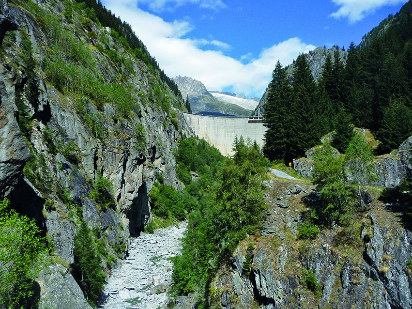 Auf der Massabrücke, Blick zur Staumauer Gibidumsee.
Bilder: Werner Forrer