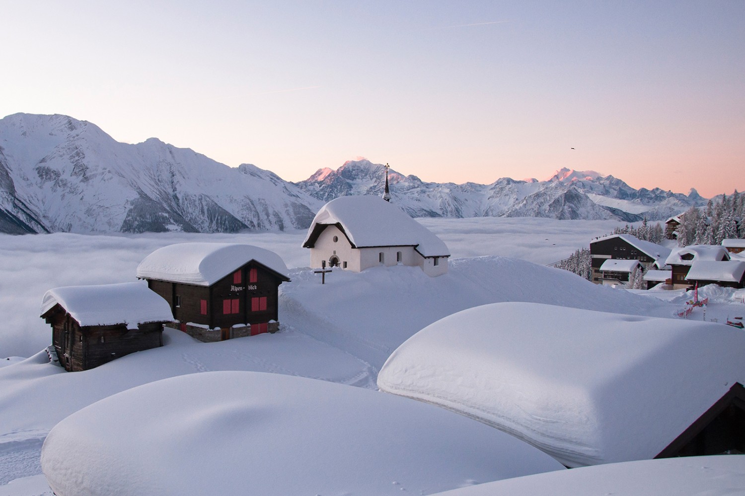 Unterwegs treffen die Wanderer auf die Kapelle Maria zum Schnee.
Bilder: Aletsch Arena