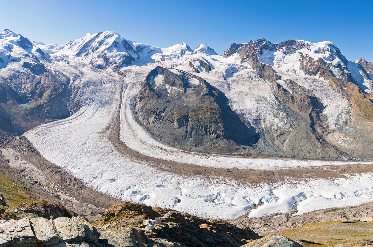 Vue grandiose: le glacier du Gorner, le Mont Rose, le Liskamm, le Breithorn et leurs glaciers. Le bras puissant au milieu est le glacier de Grenz qui, jusqu’à récemment, était rattaché au glacier du Gorner, tout à gauche. Photos: Andreas Wipf

