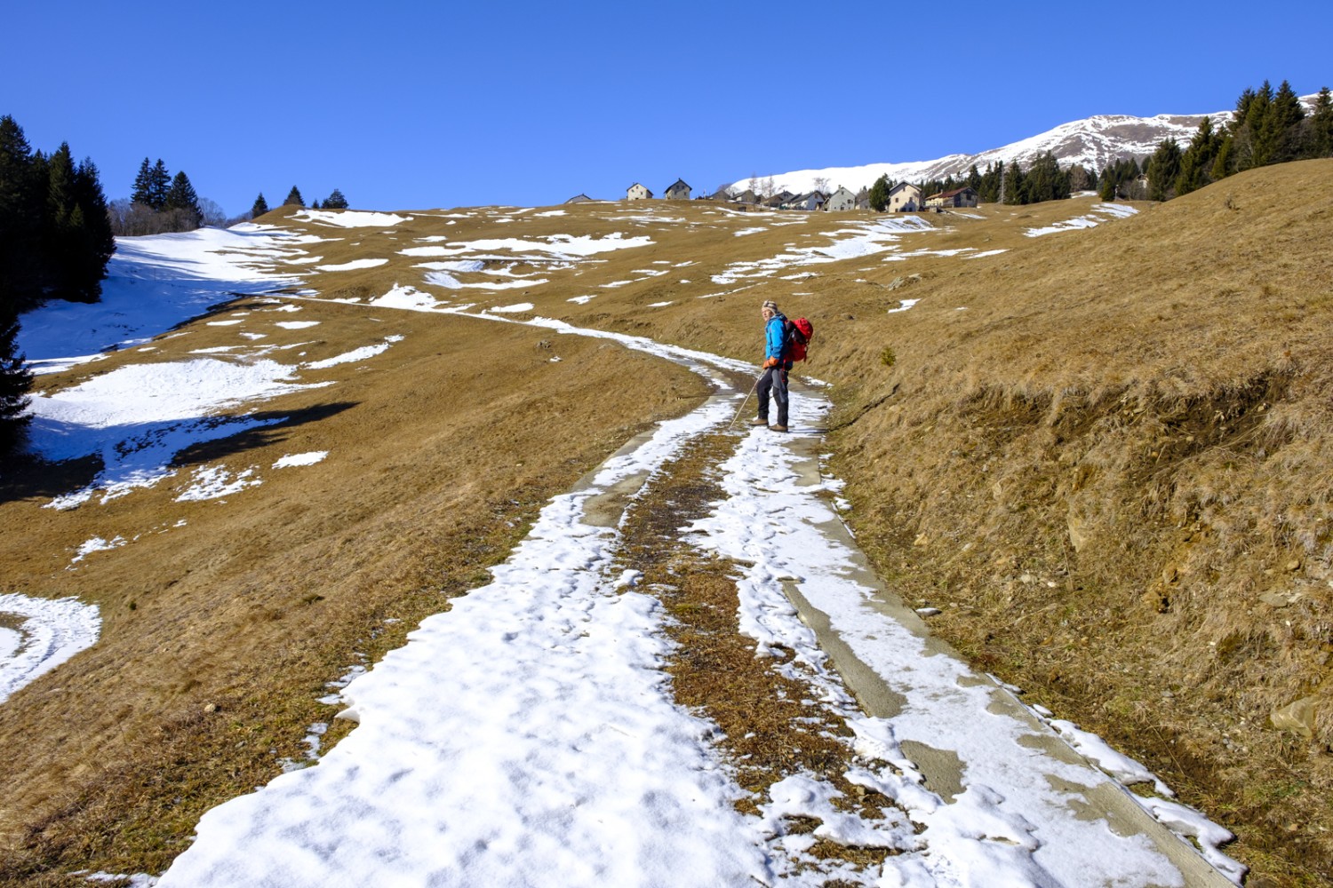 Im Aufstieg nach Dötra – bei der Rekognoszierung im Winter 2022 fehlte der Schnee. Bild: Iris Kürschner