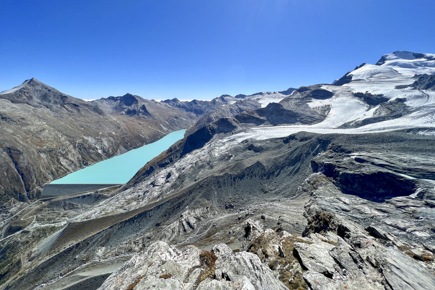 Blick auf den Mattmark-Stausee vom Klein Allalin aus. Bild: Pascal Bourquin