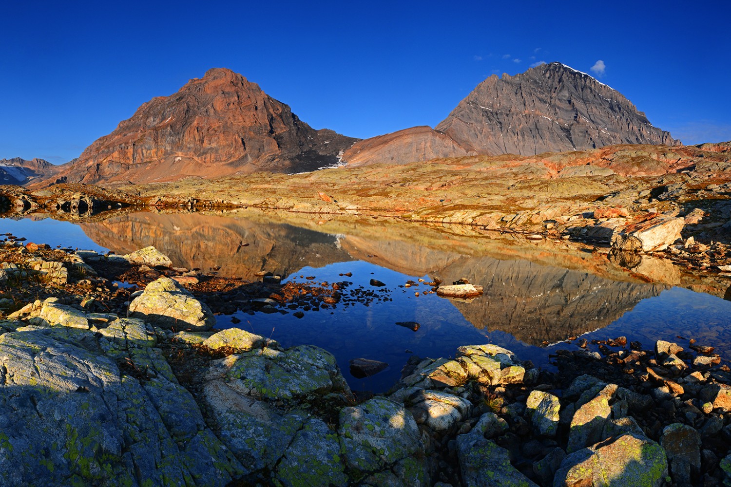 Le col du Lötschen est plat, on passe devant de petits lacs. Photo: natur-welten.ch

