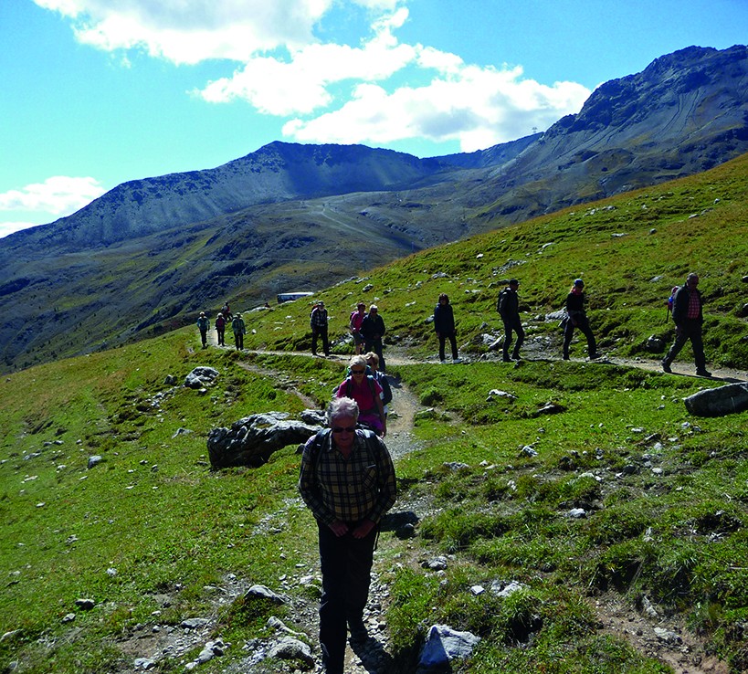 Wanderschar kurz nach der Parsennhütte. 
Bilder: Werner Forrer