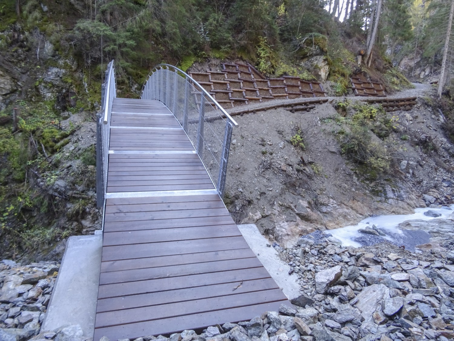 Ponts, passerelles et chaînes permettent de traverser aisément les gorges de la Clemgia. Photo: Sabine Joss