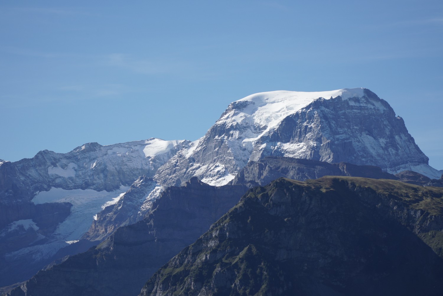 Typischer Glarner Anblick: der schneebedeckte Gipfel des Tödi