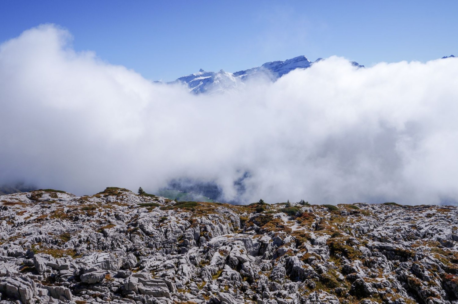 Auf steinigem Terrain mit Blick auf die Pointe d’Aveneyre und deren Nachbargipfel.