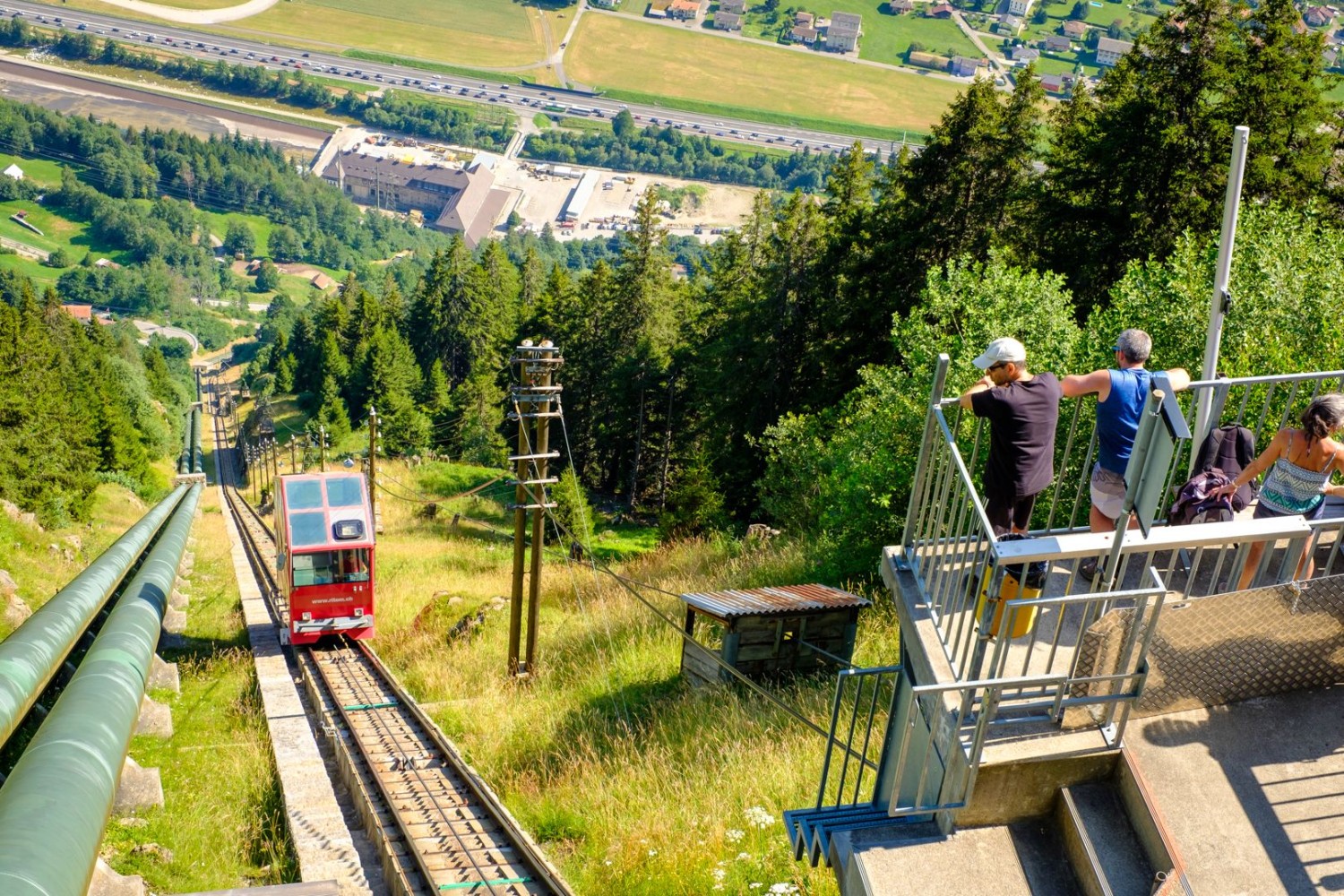 Während unten auf der Autobahn der Verkehr stockt, entschweben Wandernde mit der weltweit steilsten öffentlichen Standseilbahn ins Wanderparadies von Piora.