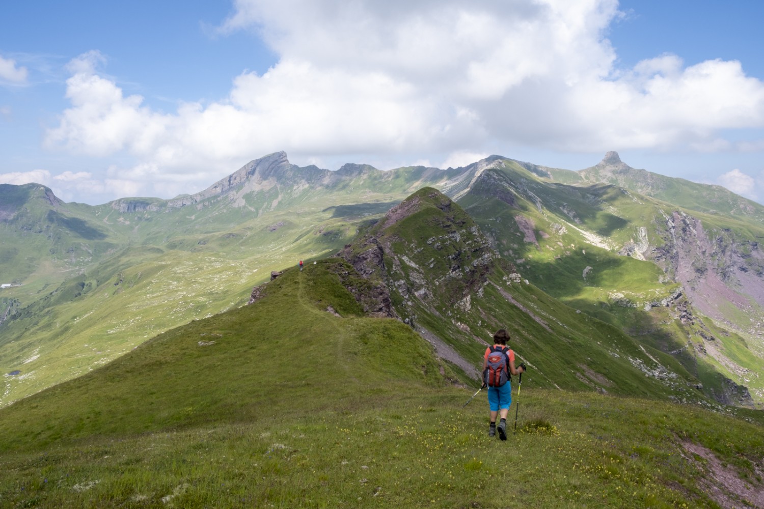Zwischen Guldergrat und Teufgrätli kann man kurz verschnaufen. Hinten rechts weist der Spitzmeilen den Weg. Bild: Markus Ruff