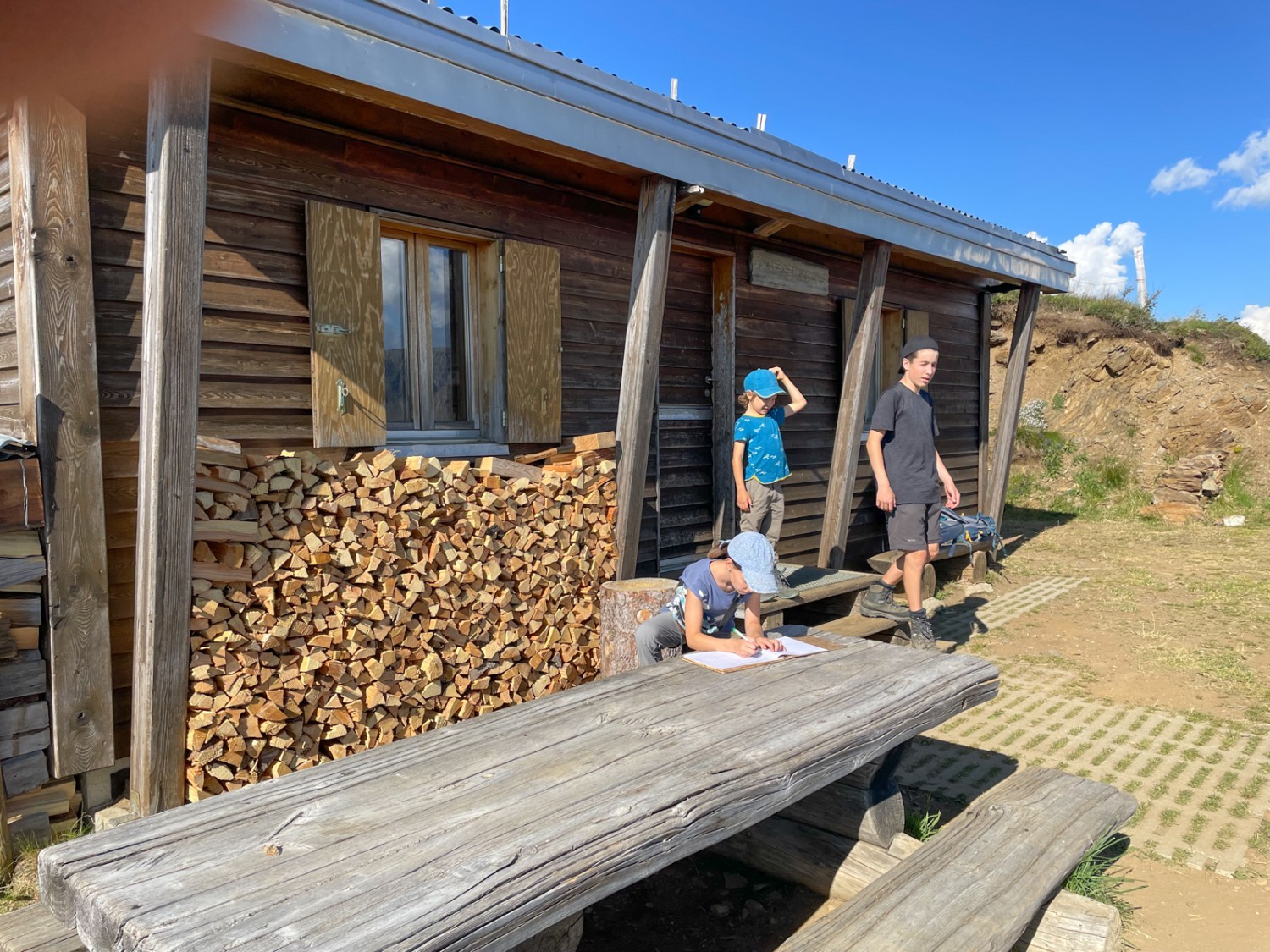 Die einfache Hütte knapp unterhalb des Gipfels. Bild: Rémy Kappeler