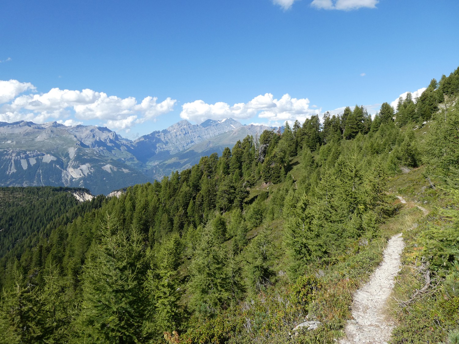 Blick zurück zum Illgraben. Dahinter Leukerbad mit dem Gemmipass.