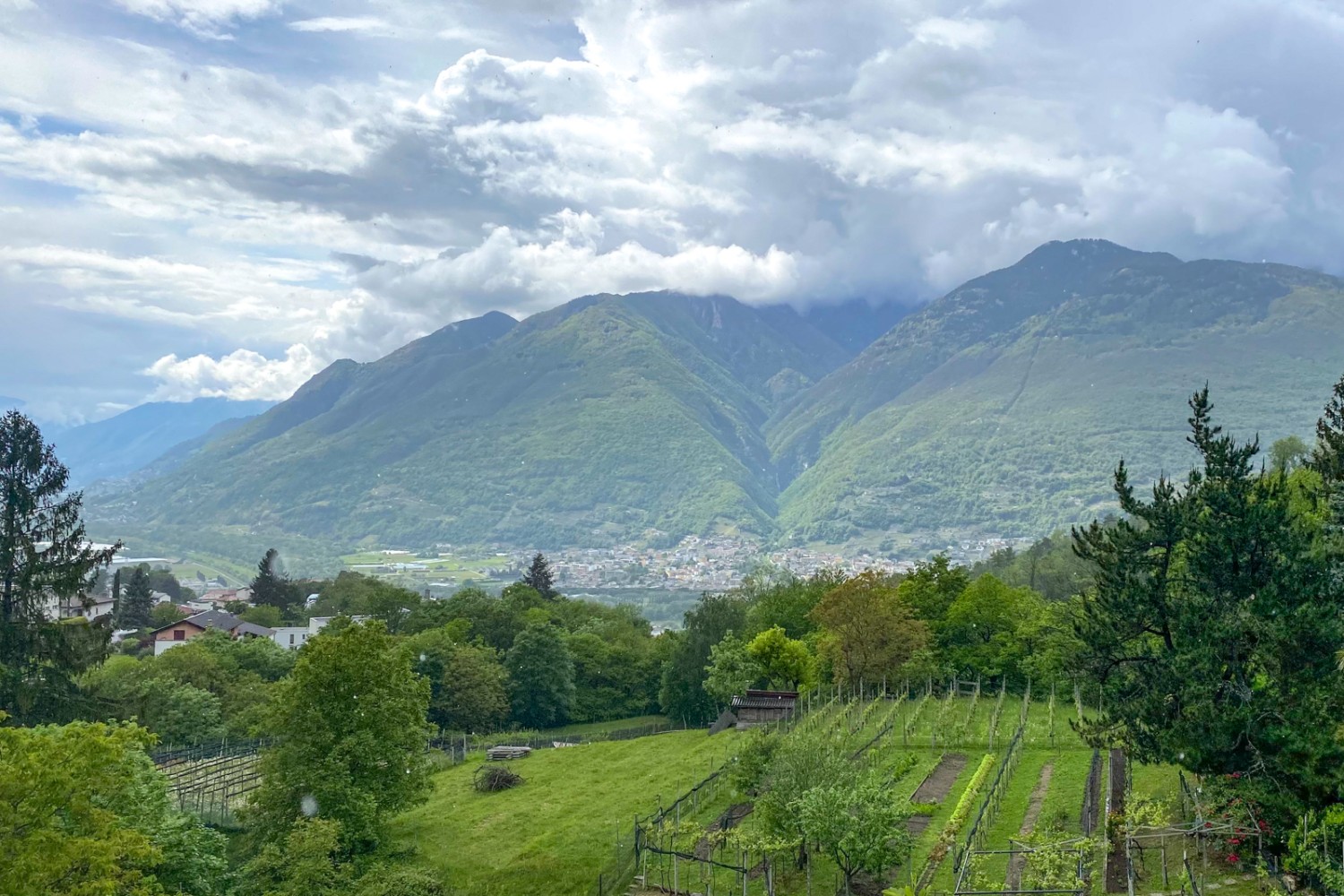Pianezzo: vue sur la vallée et sur le Gaggio auréolé de nuages. Photo: Loïc von Matt