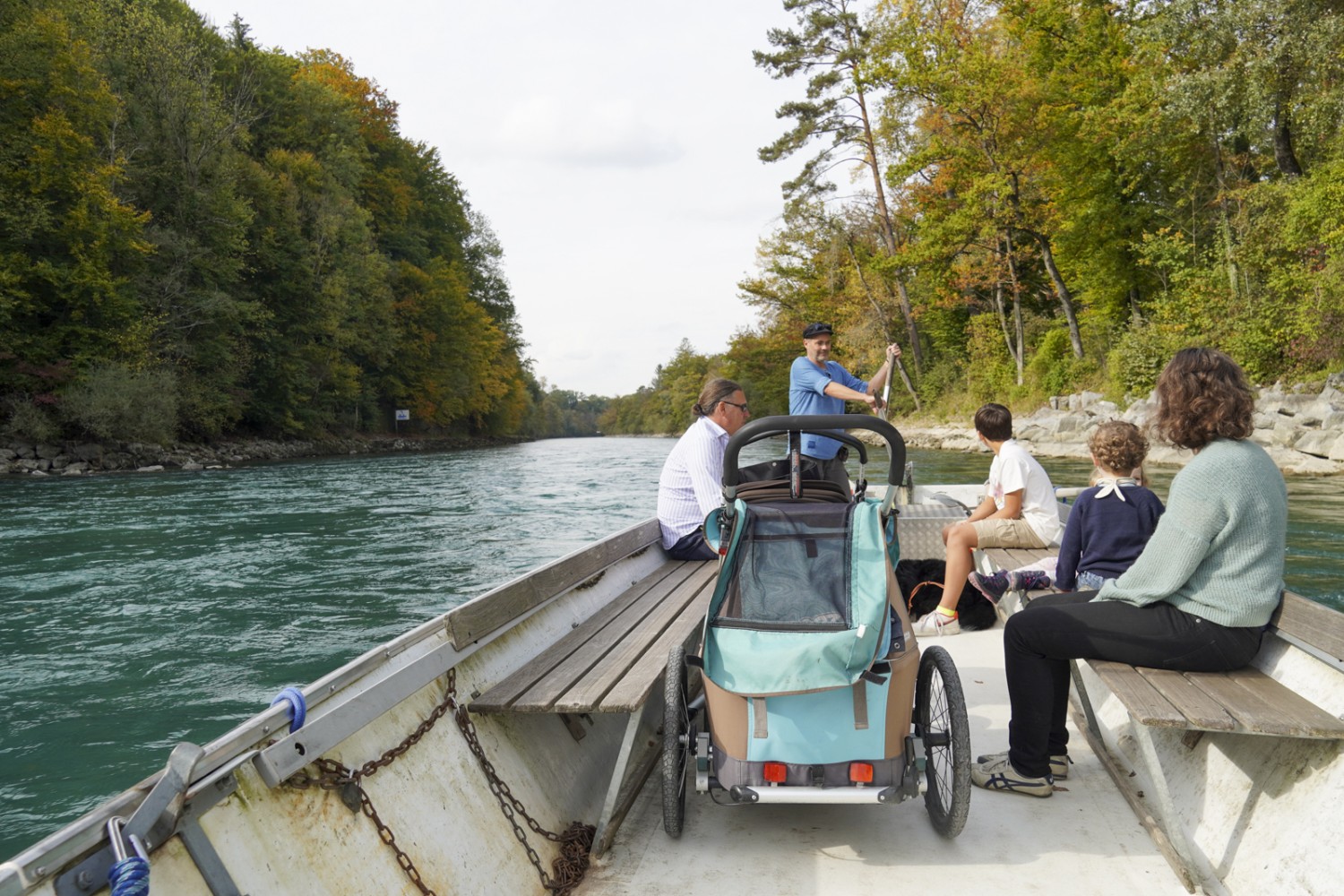 Les poussettes peuvent également être transportées sur le bac. Photo: Mia Hofmann