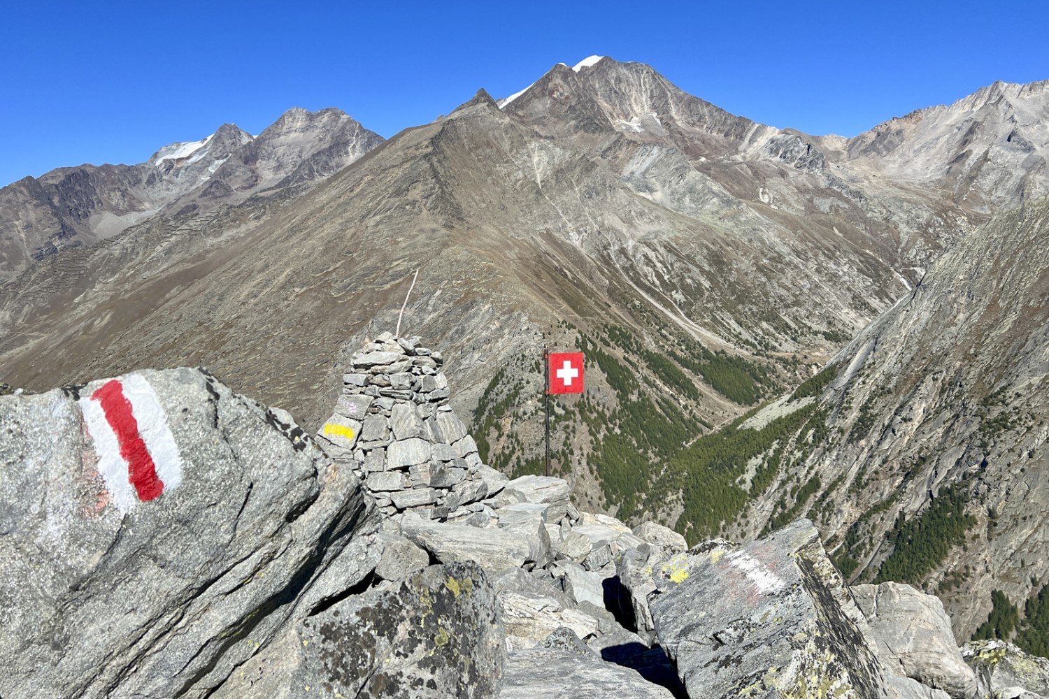 Peu avant Plattjen, vue sur le Weissmies, le Lagginhorn et le Fletschhorn. Photo: Pascal Bourquin