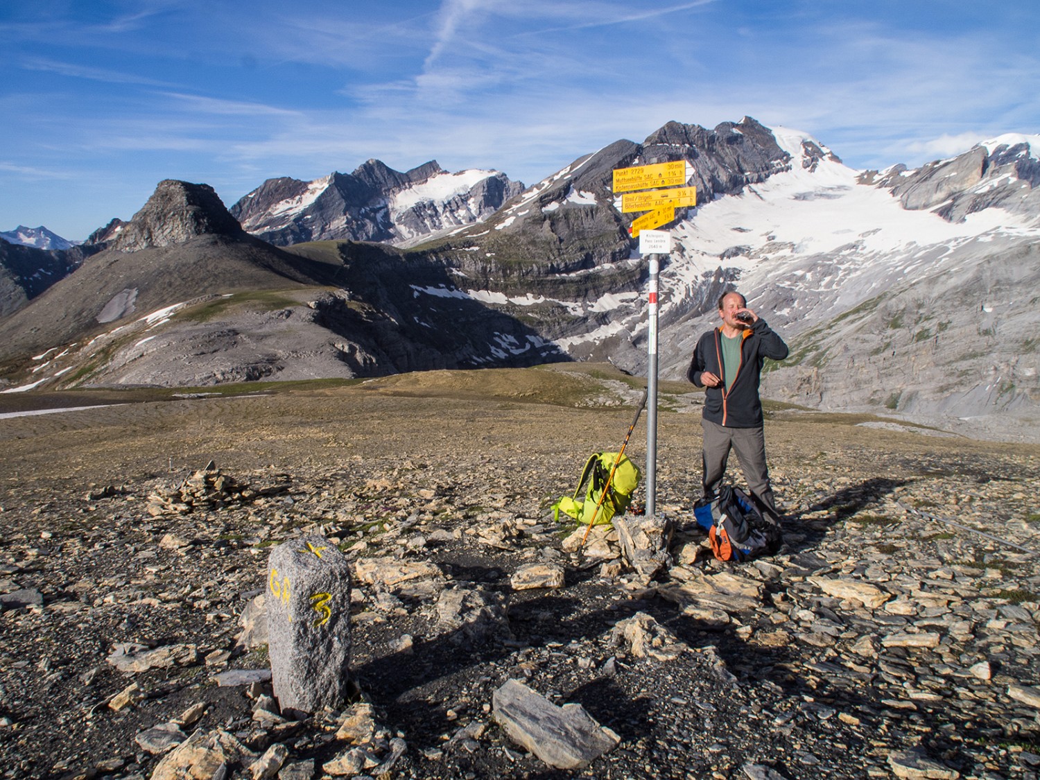 Am Kistenpass: eine kurze Pause nach dem Aufstieg und ein wohlverdienter Schluck Wasser. Bilder: Barbara Graber
