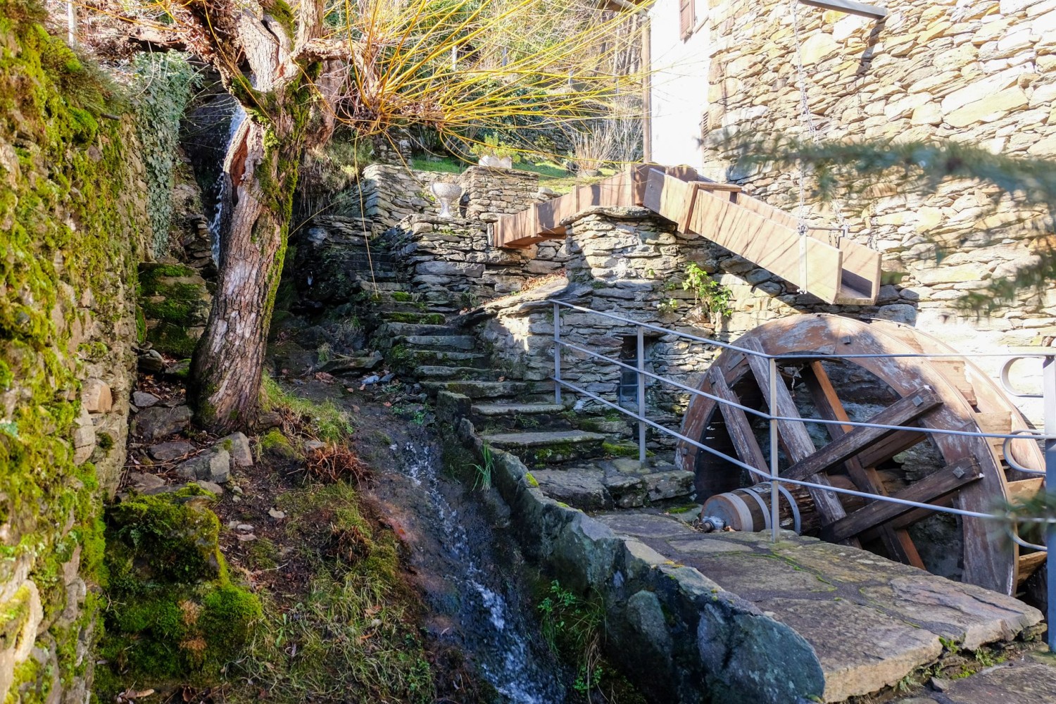 In Soresina kann man eine Mühle mit einem oberschlächtigen Wasserrat besichtigen.