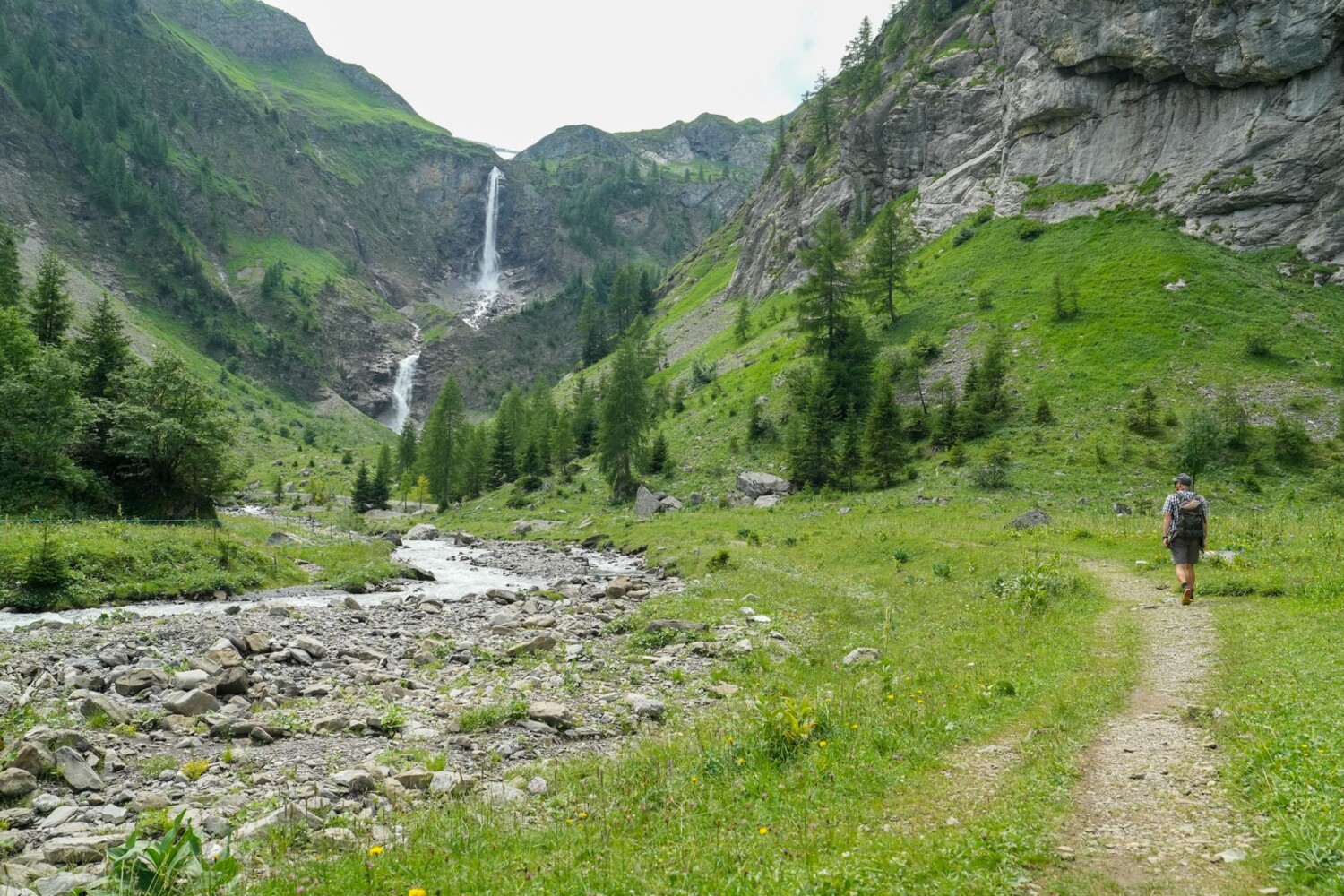 Devant l’imposante cascade Gälteschutz