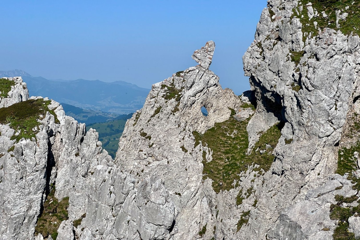 Kurz vor dem Gipfel nehmen die Felsen spektakuläre Formen an.