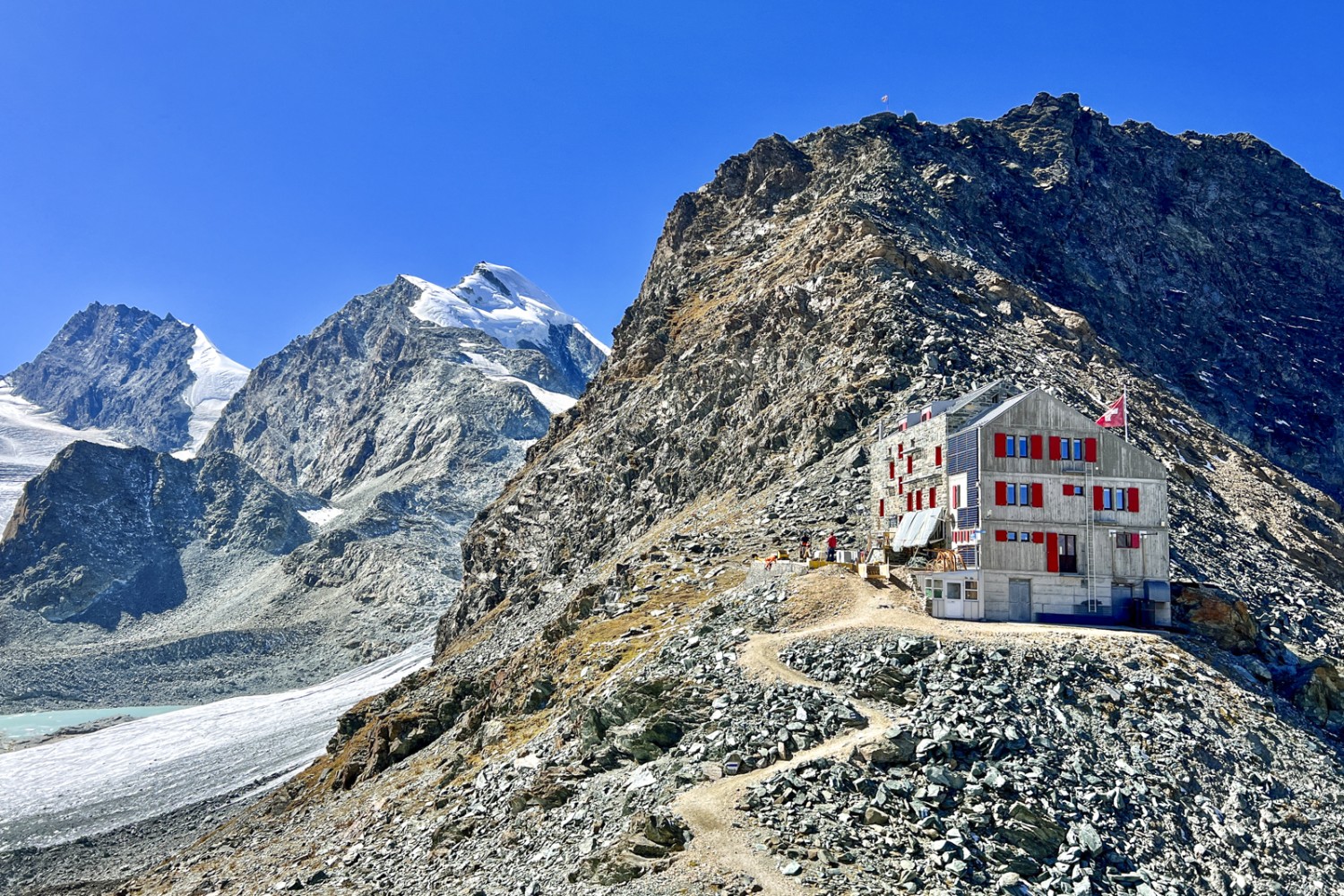 Die Britanniahütte mit dem Rimpfischhorn (ganz links) und dem Allalinhorn. Bild: Pascal Bourquin