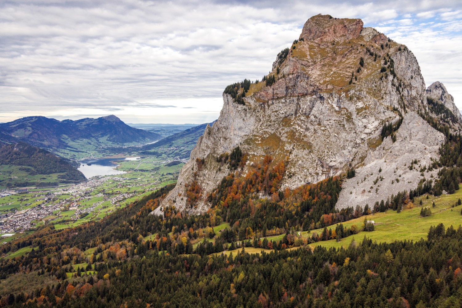 Der Gross Mythen mit seinen 47 Kehren. Bild: Severin Nowacki