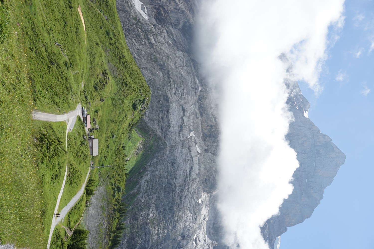 Eintreffen am Ziel auf der Grossen Scheidegg. Dahinter das Wetterhorn. Bild: Reto Wissmann