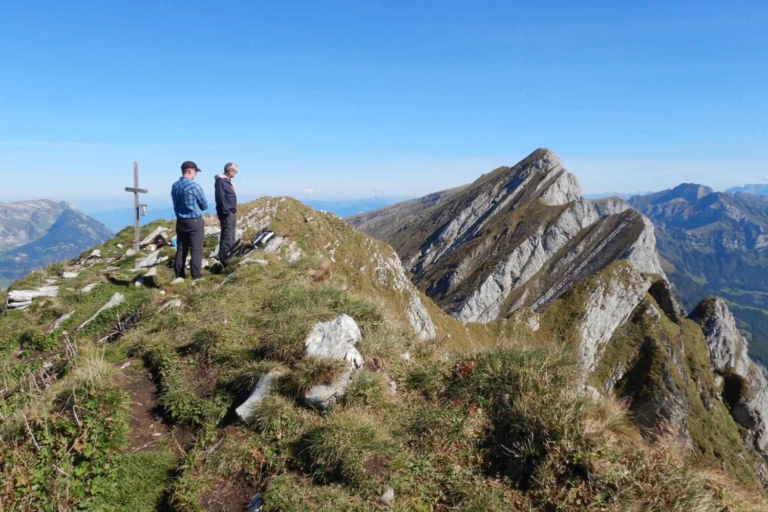 Atemberaubend und schwindelerregend: der Blick vom Gipfel des Selun. Bild: Susanne Frauenfelder