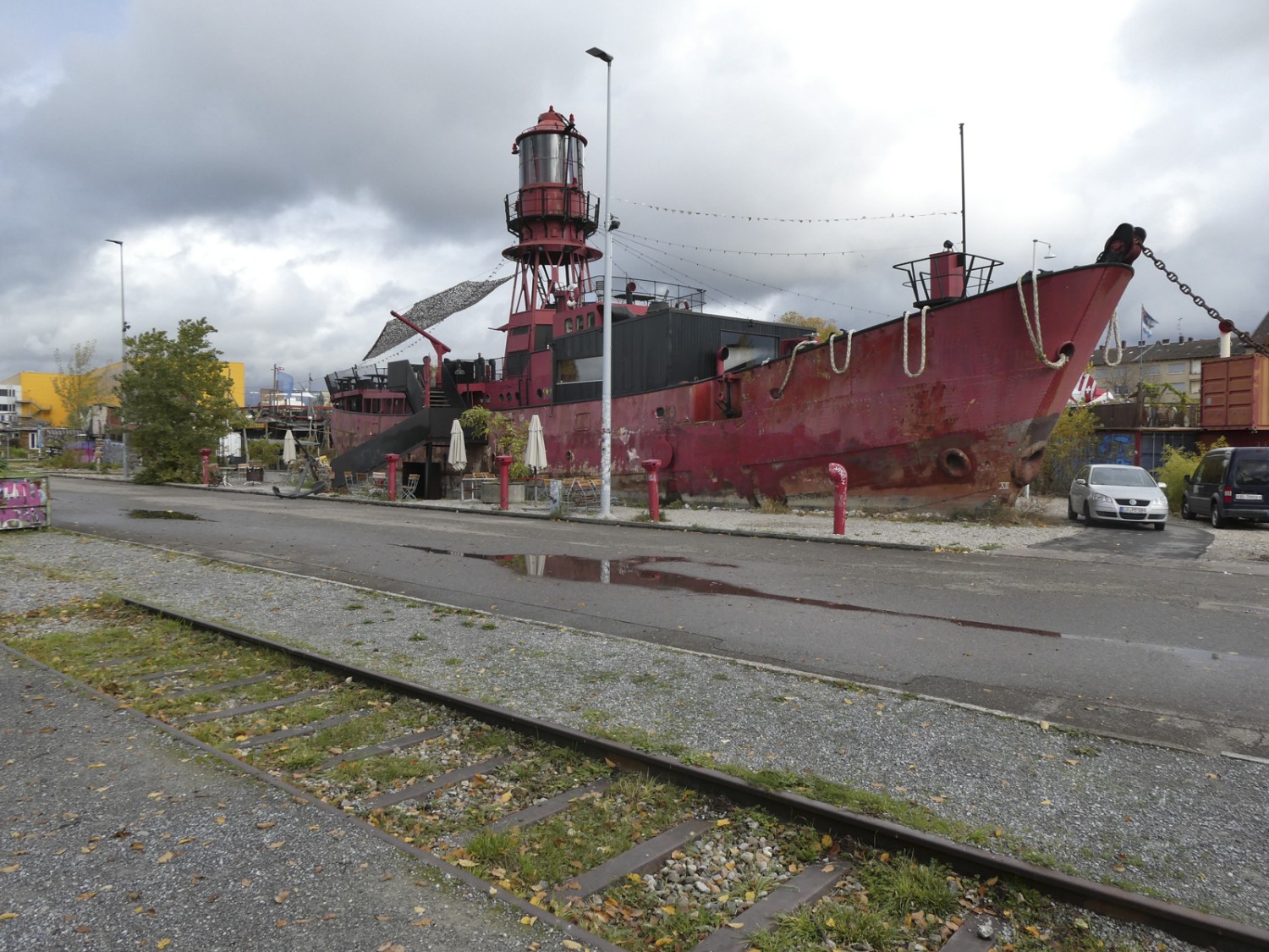 Das rote Leuchtturmschiff ist beim Basler Hafen gestrandet. Bild: Rémy Kappeler