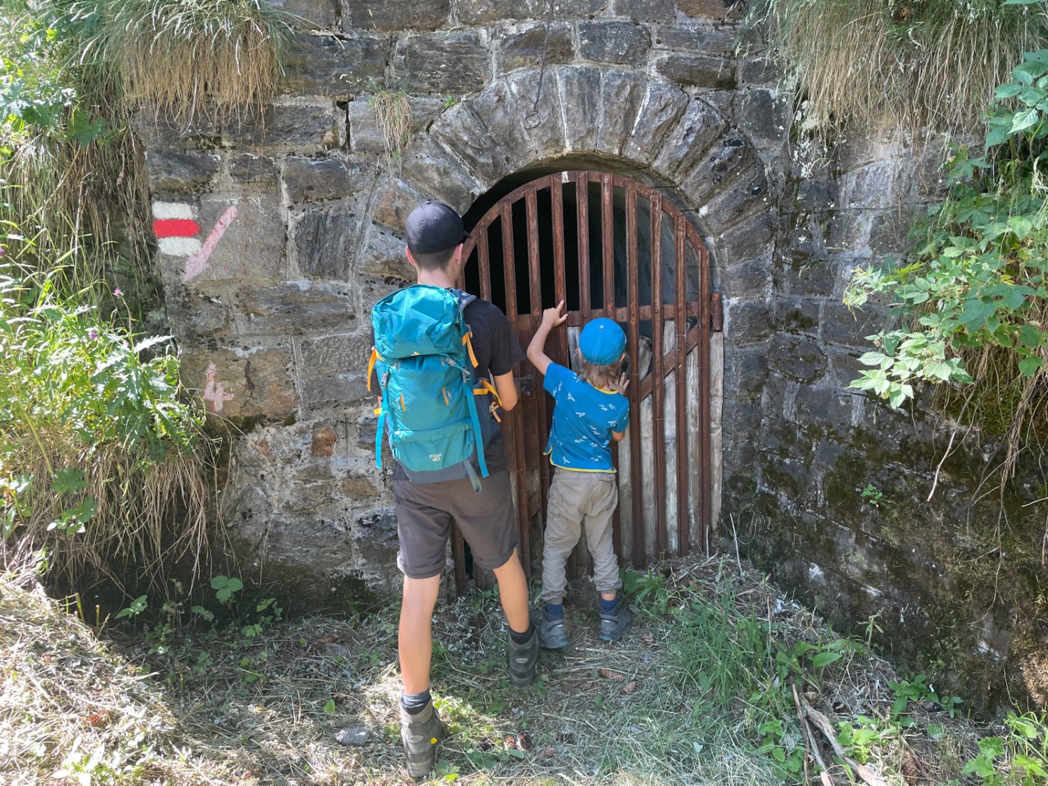 Où donc ce tunnel repéré dans la montée peut-il bien mener? Photo: Rémy Kappeler