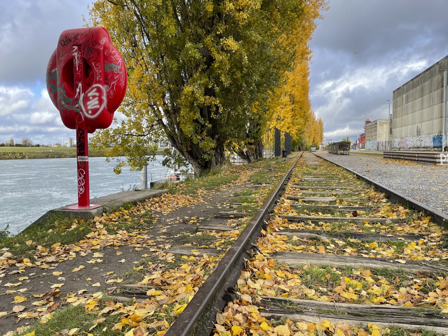 Une randonnée pédestre le long d’anciens rails, cela sort de l’ordinaire. Photo: Rémy Kappeler