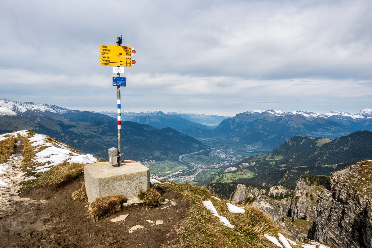 Auf dem Gipfel des Montalin, mit Blick hinaus ins Churer Rheintal. Bild: Fredy Joss