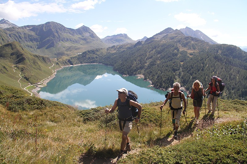 Wandern in einer Traumlandschaft oberhalb des Ritómsees.  
Bild: Winfried Stinn