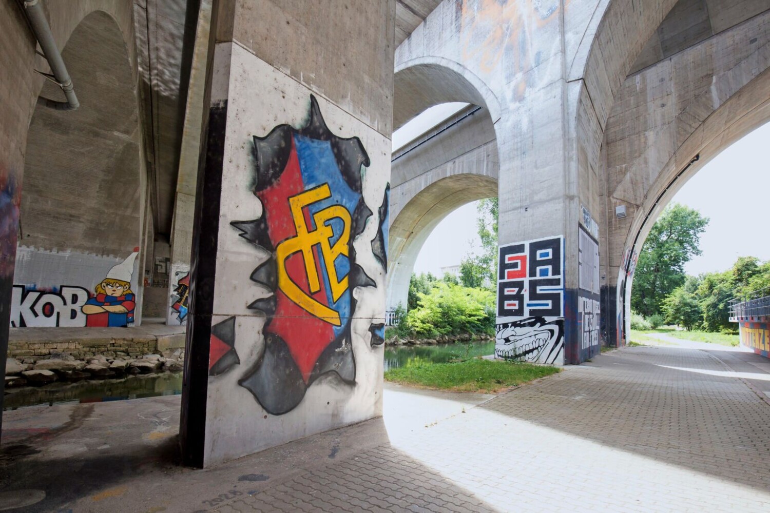 Les graffitis colorés du FCB autour du Parc Saint-Jacques