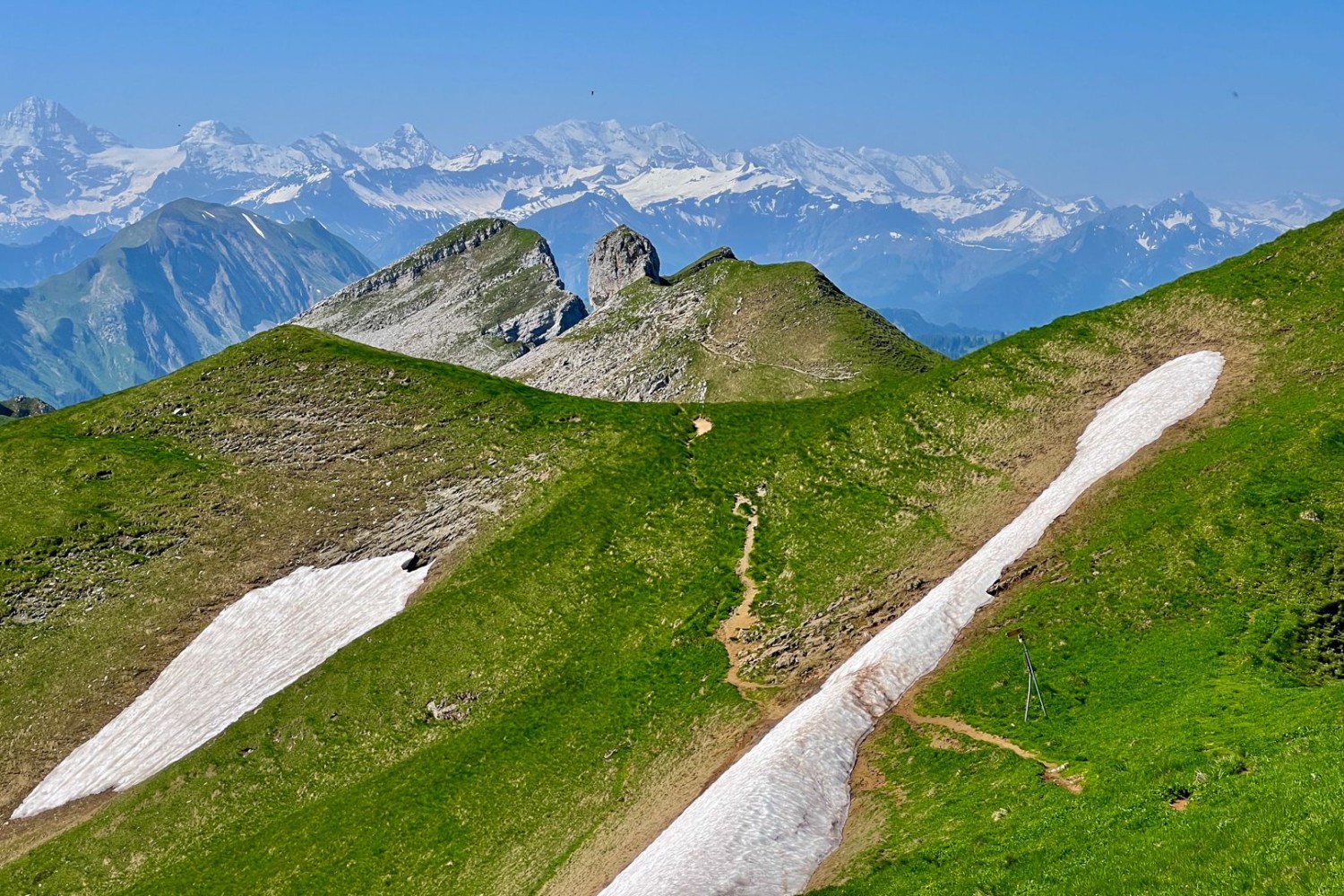 Grandiose Aussicht auf den Schibegütsch und die Alpen im Hintergrund.