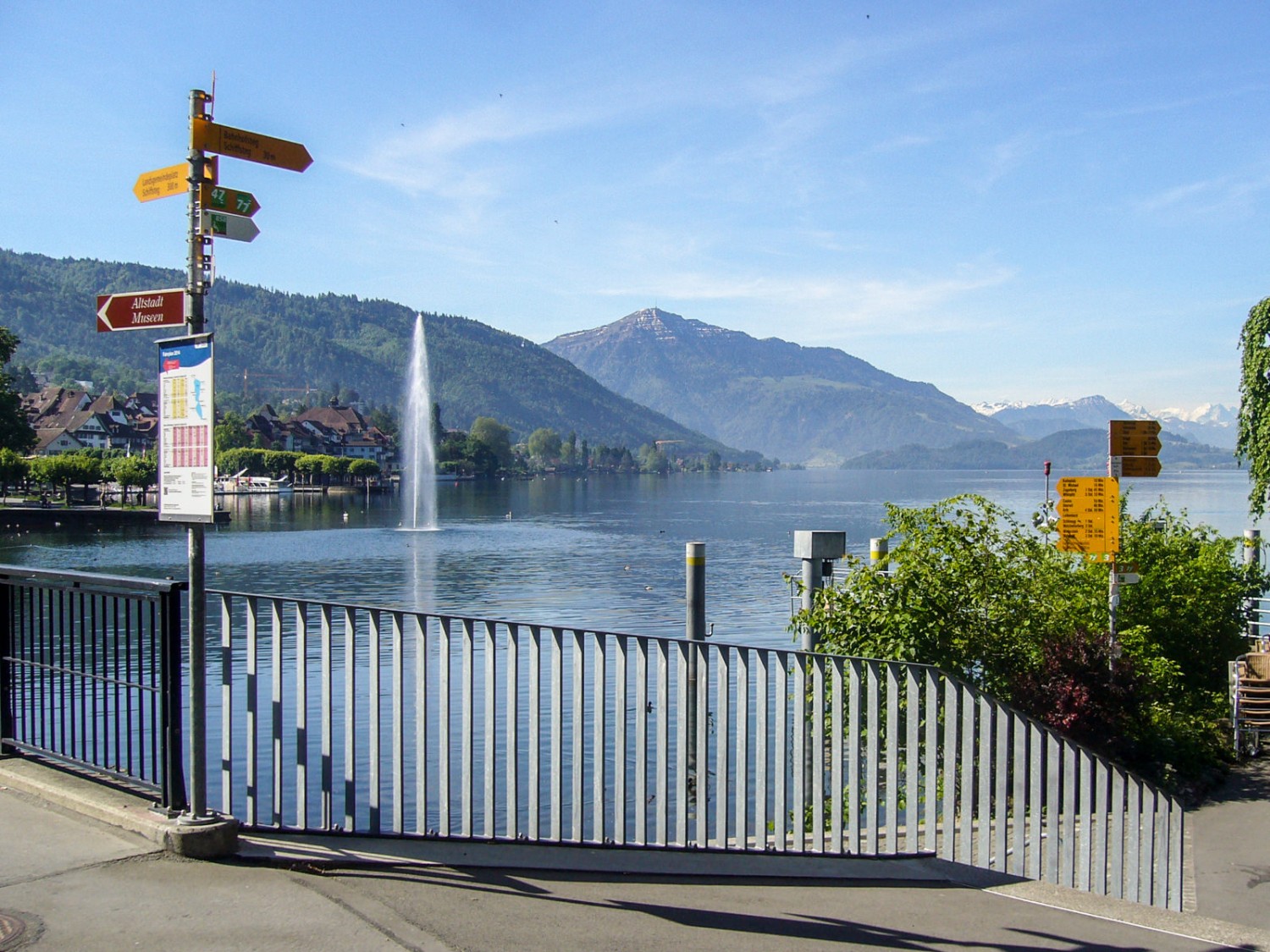 An der Seepromenade in Zug flaniert man gerne. Bild: Werner Nef

