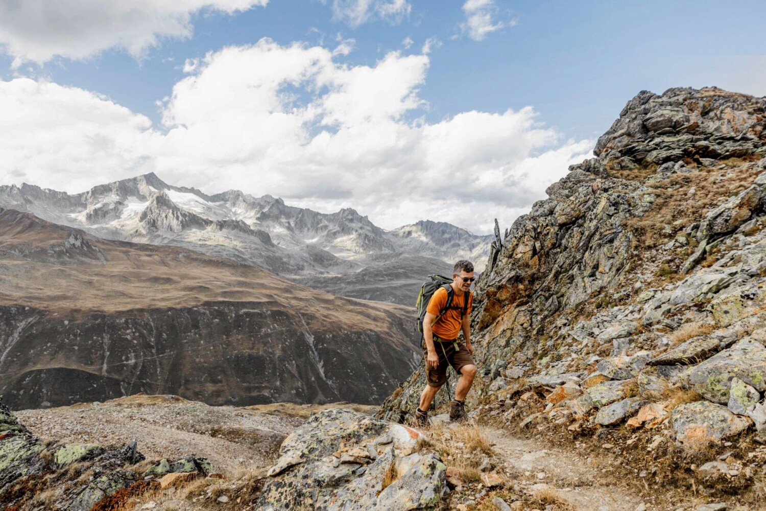 Ascension depuis le col de la Furka dans un paysage austère: en arrière-plan, les plus hauts sommets des Alpes uranaises