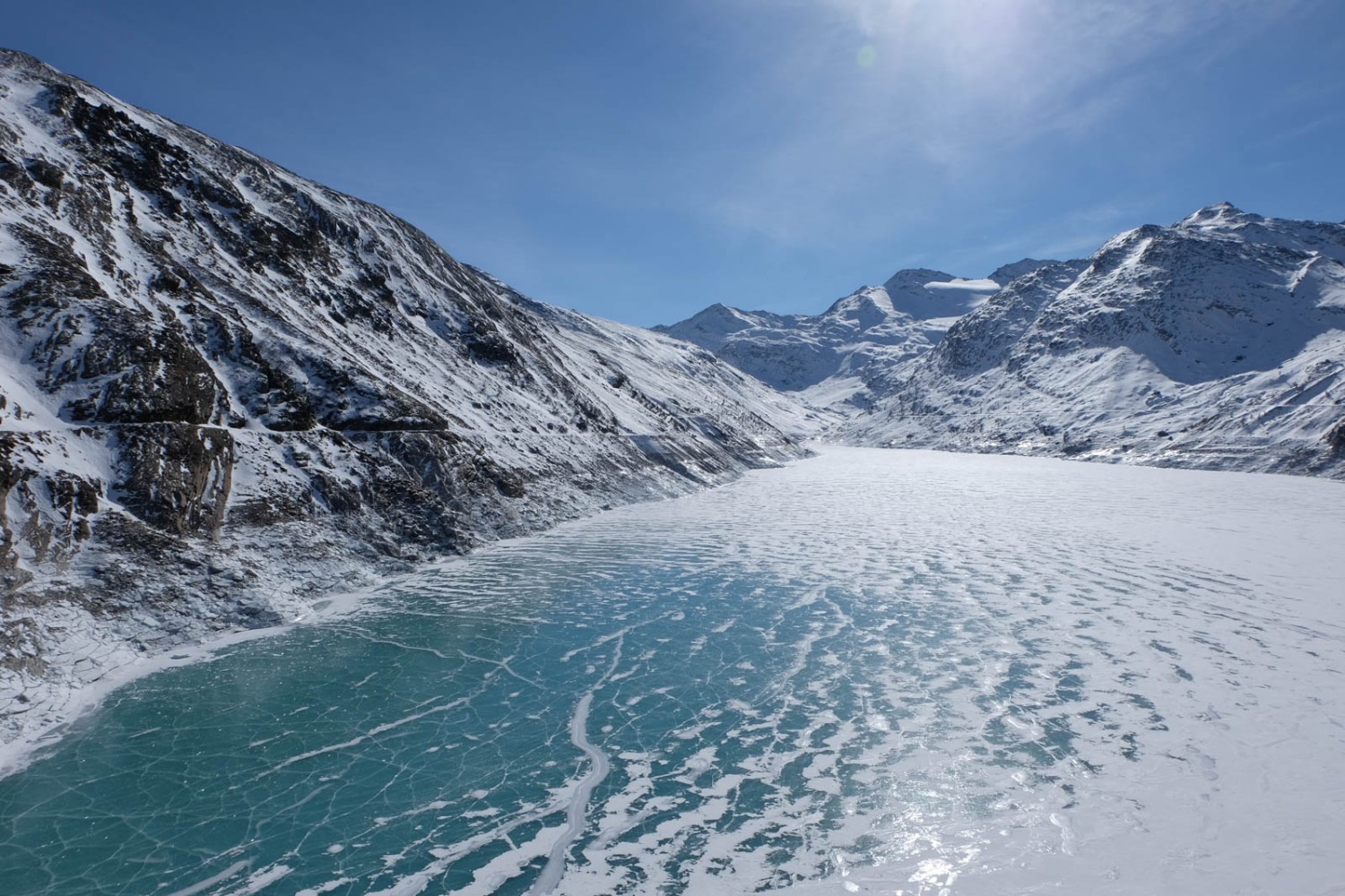 À l’arrivée: l’eau du lac de Mattmark se trouve sous une épaisse couche de glace. Photo: Elsbeth Flüeler