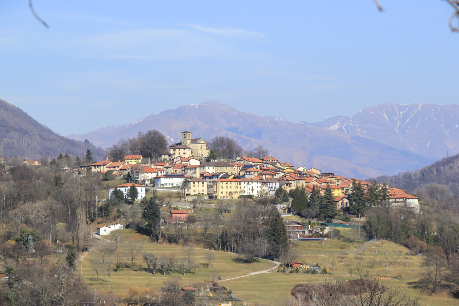 Sicht von Miglieglia auf Breno, im Hintergrund die Berge des Val Colla. Bild: Elsbeth Flüeler